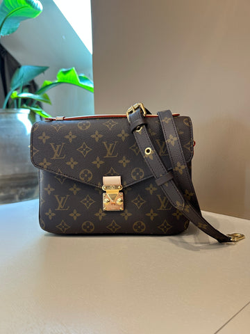 Louis Vuitton Pochette Metis Monogram Canvas