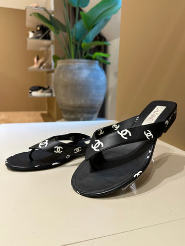 Chanel CC Logo Thongs Black/White Lambskin 39