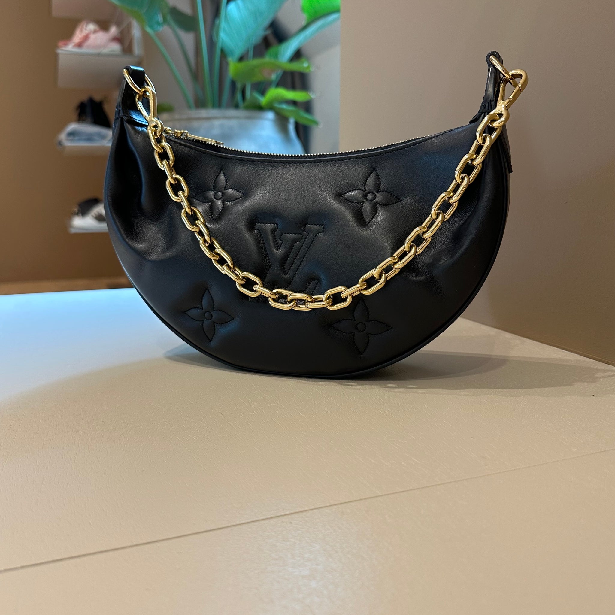 Louis Vuitton Over The Moon Bag Black GHW må