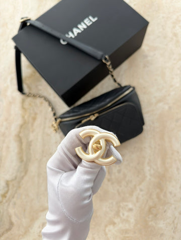 Chanel CC Turn Lock Broche Gold/Ivory