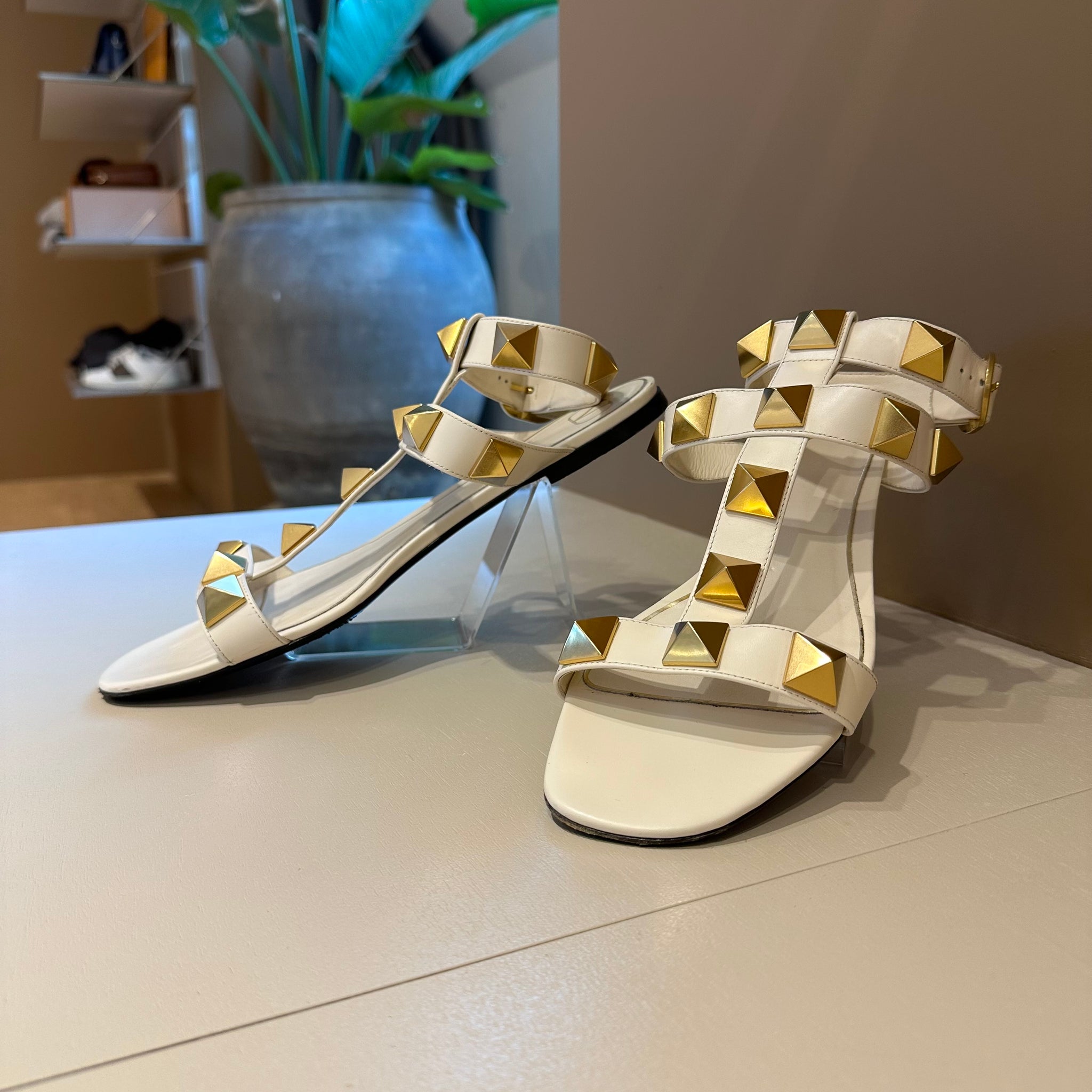 Valentino Garavani Roman Stud Flat Sandals White 41