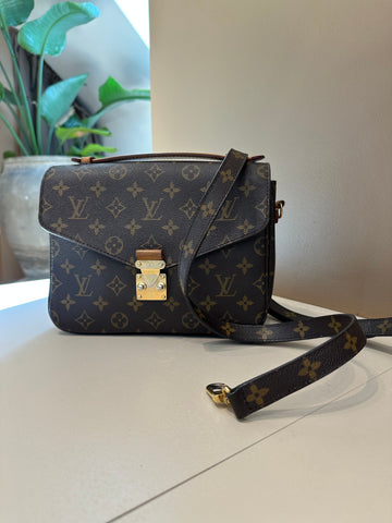 Louis Vuitton Pochette Metis Monogram Canvas
