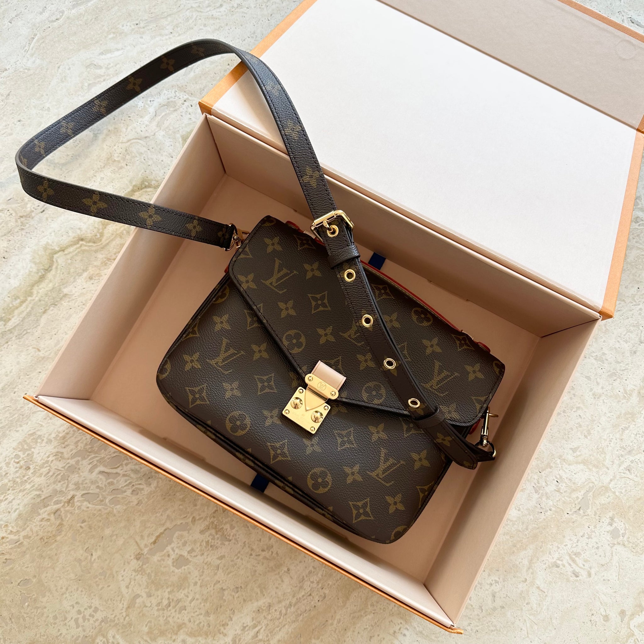 Louis Vuitton Pochette Metis Monogram Canvas