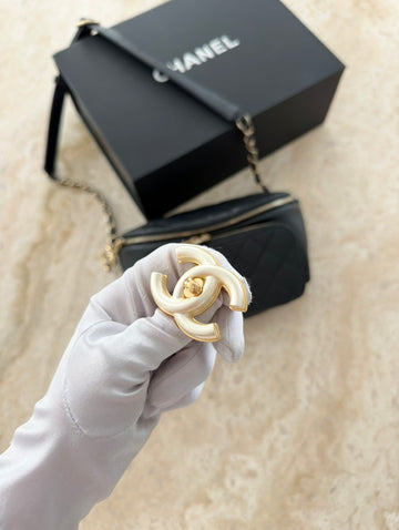 Chanel CC Turn Lock Broche Gold/Ivory