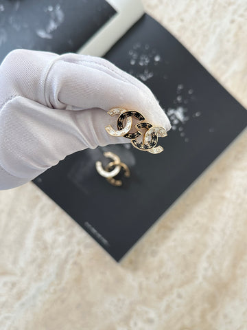 Chanel CC Logo Boucles Black/White