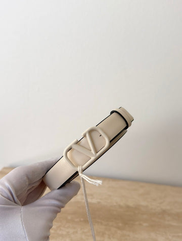 Valentino Garavani Vlogo Signature Leather Belt Light Ivory 95 cm