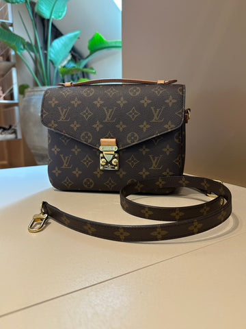 Louis Vuitton Pochette Metis Monogram Canvas