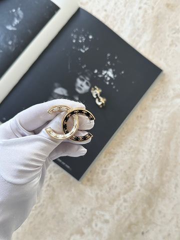Chanel CC Logo Broche Black/White