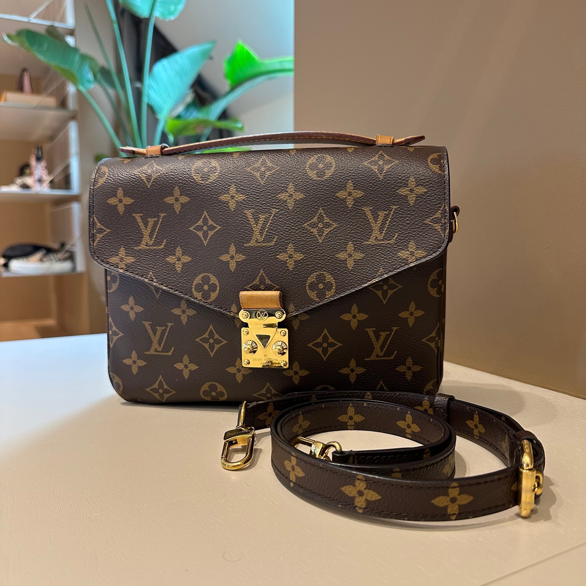 Louis Vuitton Pochette Metis Monogram Canvas