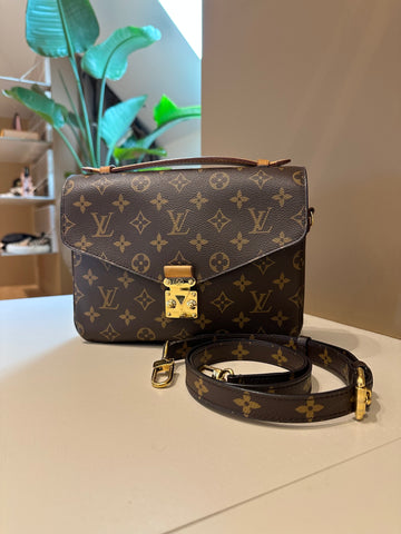 Louis Vuitton Pochette Metis Monogram Canvas