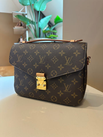 Louis Vuitton Pochette Metis Monogram Canvas