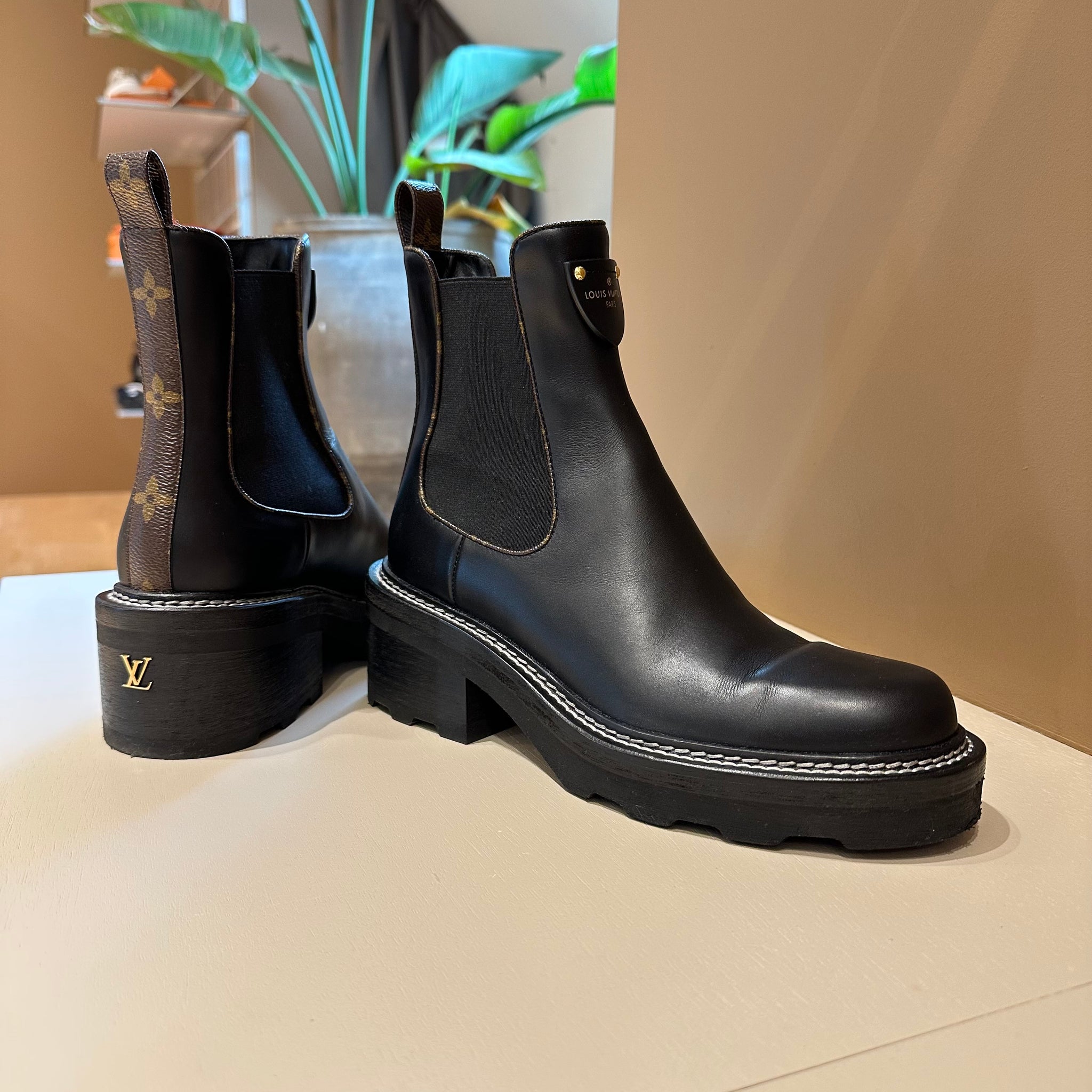 Louis Vuitton Beaubourg Chelsea Ankle Boots 38