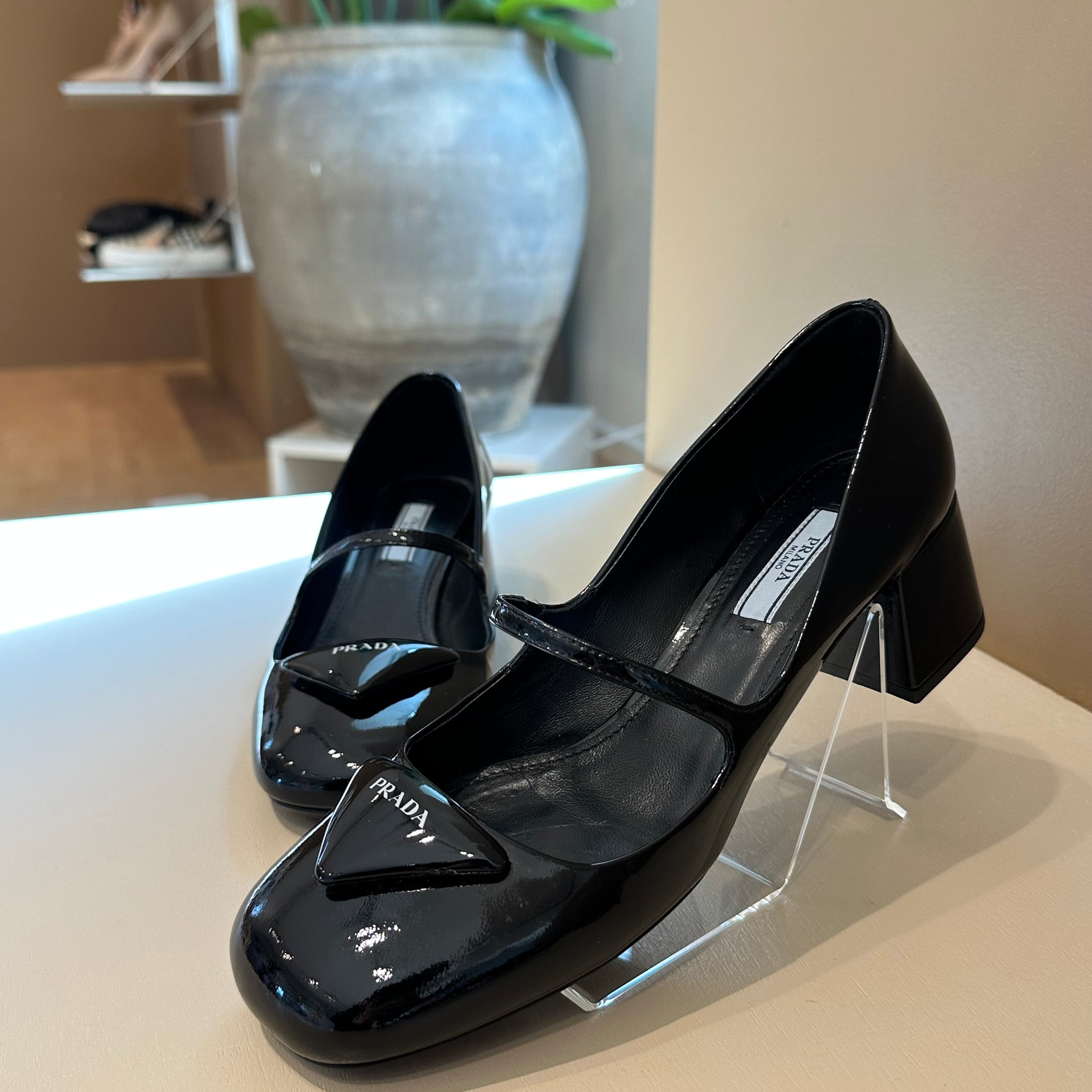 Prada Mary Jane Black Patent Leather Pumps 37,5